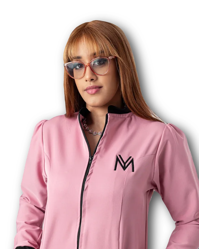 Profesional de Yaya Beauty Studio con el uniforme rosa del estudio
