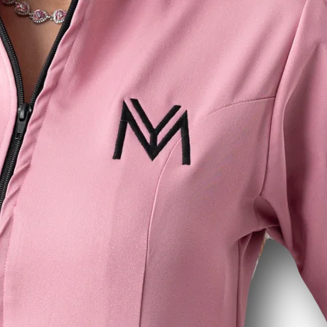 Detalle: monograma de Yaya Beauty Studio bordado en el uniforme