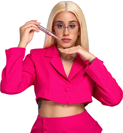 Profesional de Yaya Beauty Studio con traje fucsia, con un dermógrafo en una mano y la otra bajo el mentón