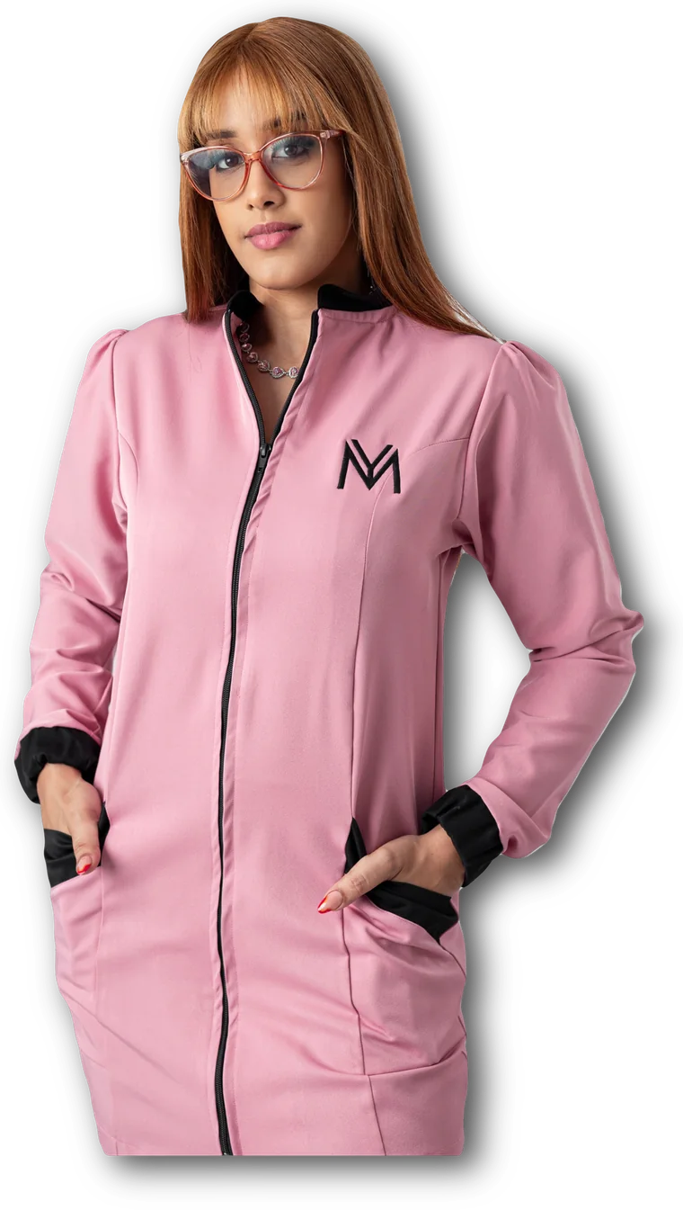 Profesional de Yaya Beauty Studio con el uniforme rosa del estudio y el monograma bordado