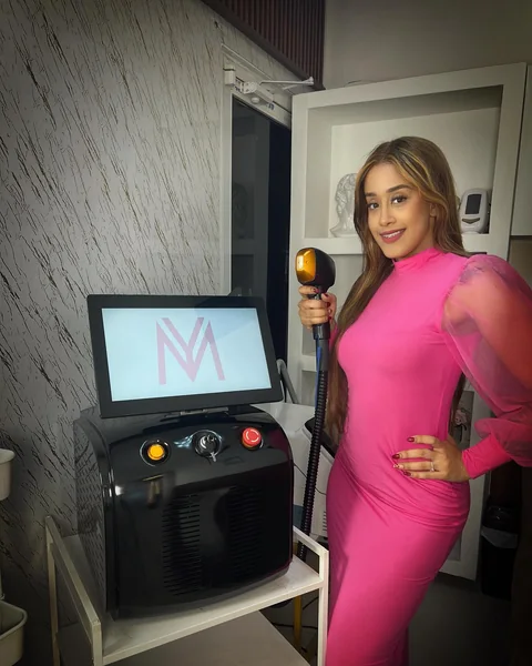 La profesional de Yaya Beauty Studio junto al equipo láser del estudio