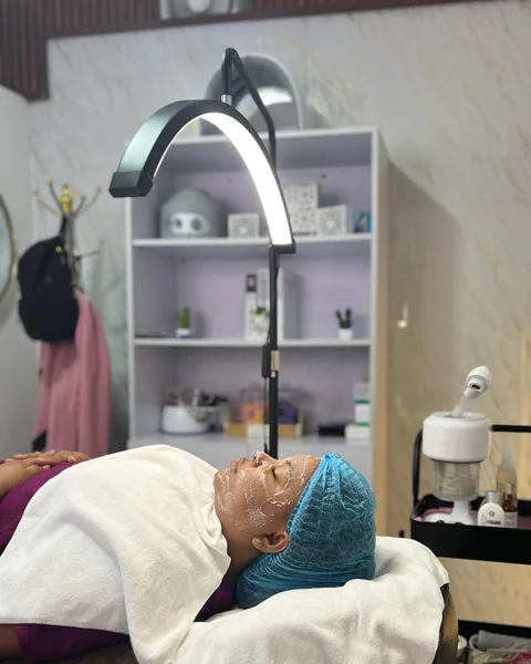 Tratamiento facial en la cabina de Yaya Beauty Studio