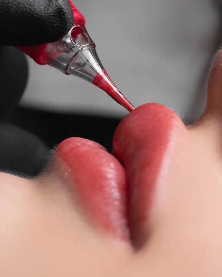 Micropigmentación de labios en proceso