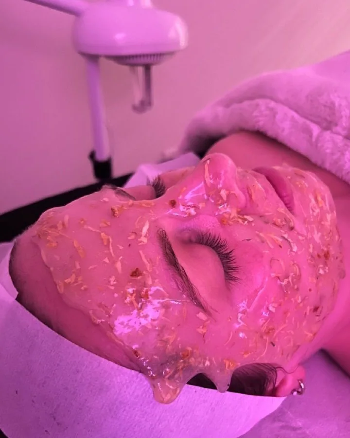 Mascarilla facial rosada durante un tratamiento